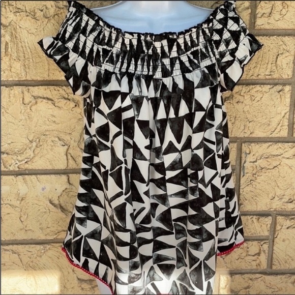 Jack By BB Dakota black & White Off shoulder
Size Small - Picture 11 of 12